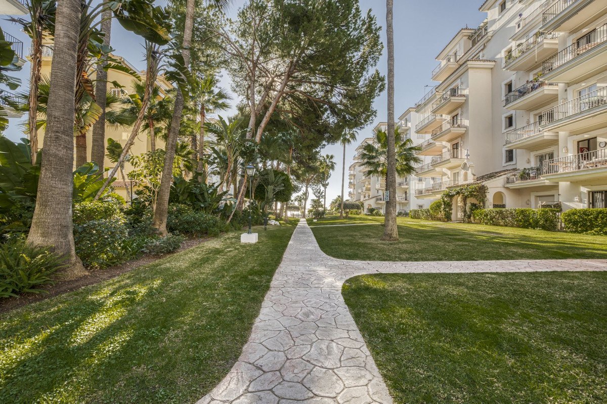 Ground-floor apartment in Puerto Banús — photograph 3