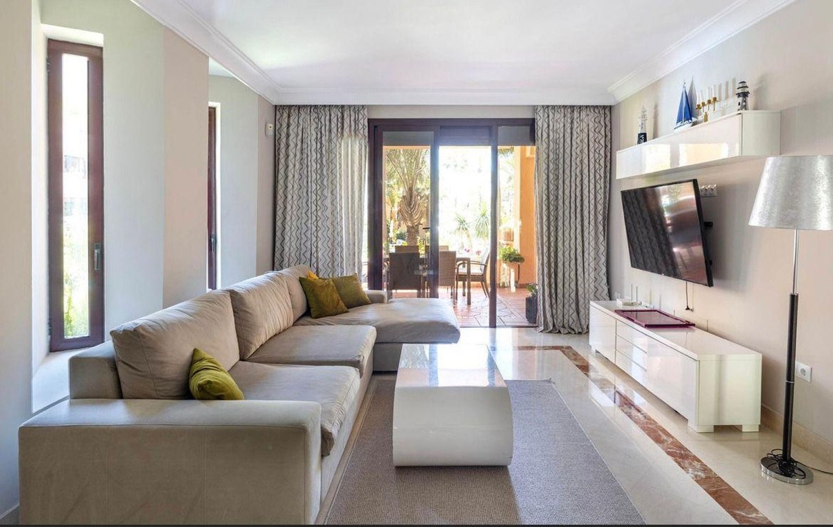 Ground-floor apartment in San Pedro de Alcántara — photograph 2