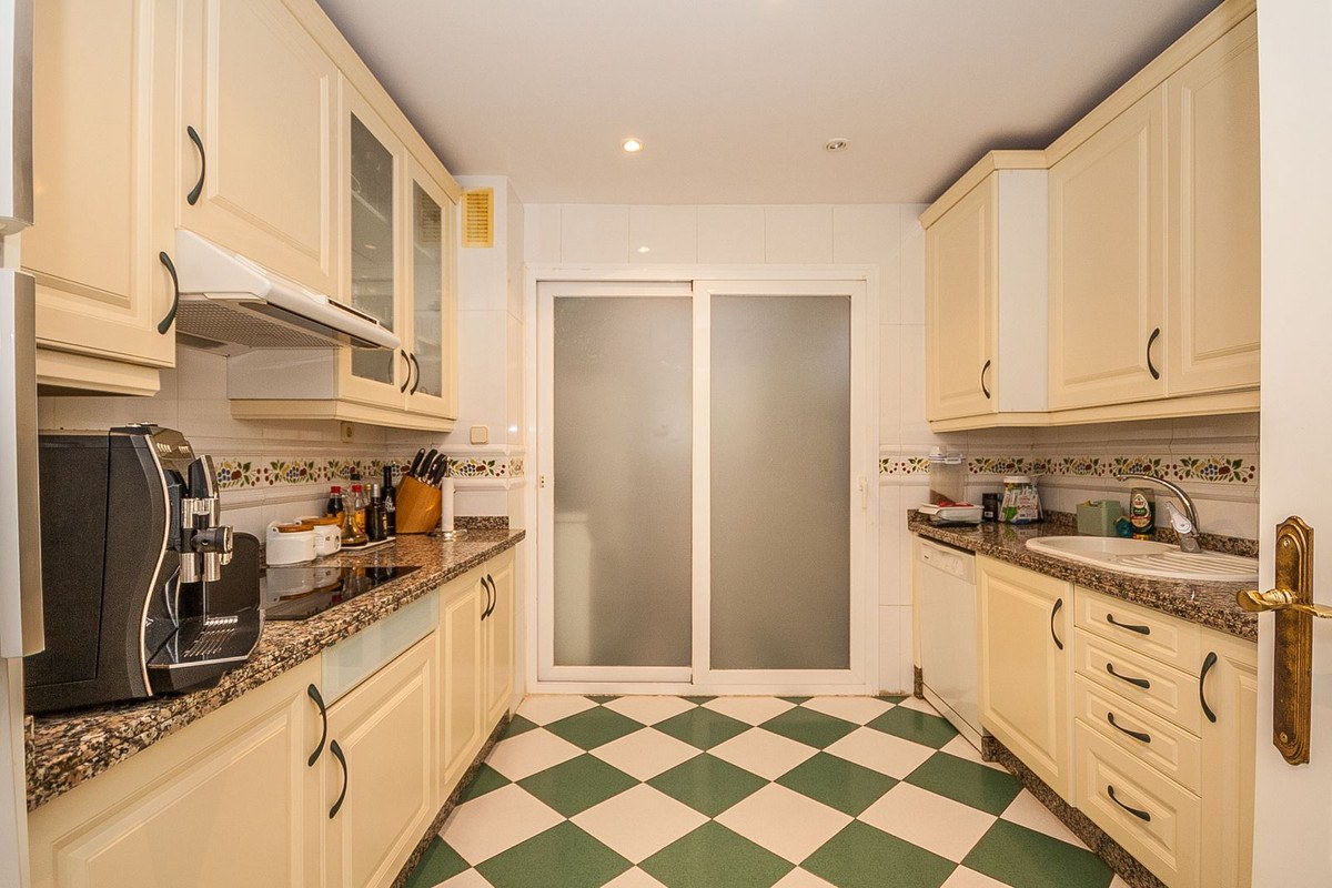 Apartment in Elviria — photograph 3